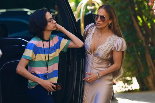 Дженнифер Лопес в платье с глубоким декольте без бюстгальтера вместе с 17-летним сыном поймали папарацци — 7 фото Дженнифер Лопес в платье с глубоким декольте без бюстгальтера вместе с 17-летним сыном поймали папарацци — 7 фото