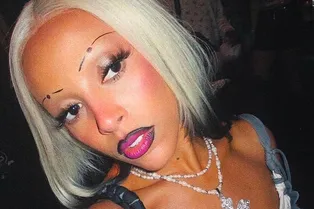 Doja Cat кардинально сменила имидж и примерила офисные очки Doja Cat кардинально сменила имидж и примерила офисные очки