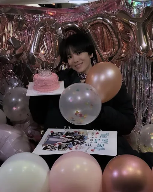 Сон Хе Гё попала в тренды, вернувшись к своему классическому имиджу Сон Хе Гё попала в тренды, вернувшись к своему классическому имиджу