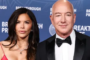 Лорен Санчес в бикини обнимала и целовала Джеффа Безоса во время пенной вечеринки Лорен Санчес в бикини обнимала и целовала Джеффа Безоса во время пенной вечеринки