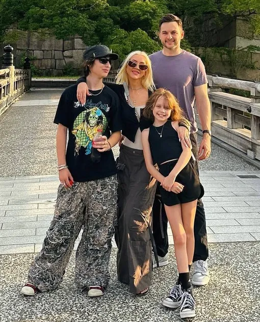 Кристина Агилера с сыном Максом, дочерью Самер и избранником Мэттью Ратлером