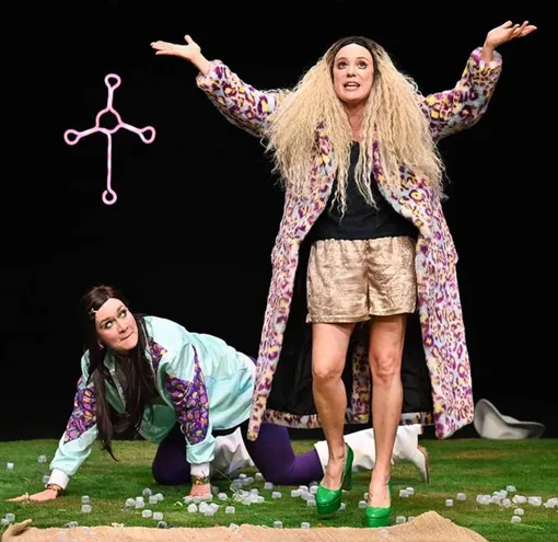 Мария Машкова и Чулпан Хаматова в спектакле «Единственные самые высокие деревья на Земле» Мария Машкова и Чулпан Хаматова в спектакле «Единственные самые высокие деревья на Земле»