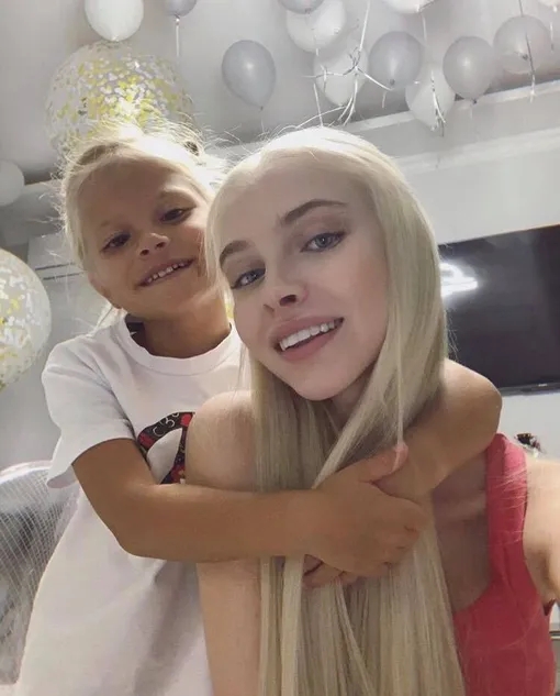 Алена Шишкова с дочерью Алисой Алена Шишкова с дочерью Алисой
