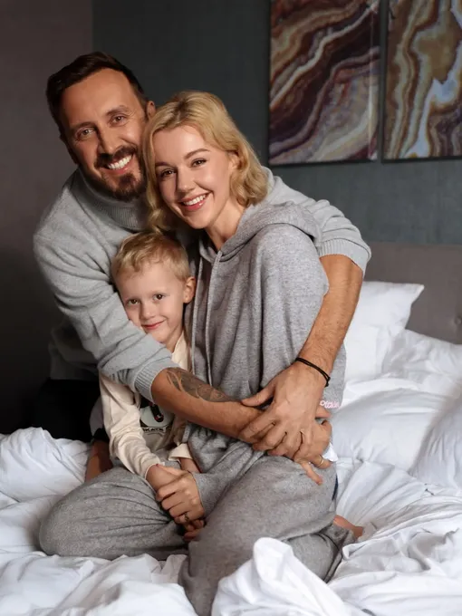 Андрей Черный и Юлианна Караулова с сыном Александром