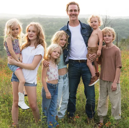 Джеймс Ван Дер Бик с детьми