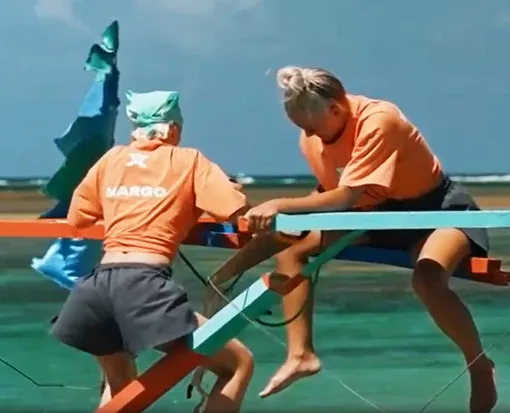 Марго Овсянникова упала в воду после того, как Екатерина Шкуро распилила все три доски, на которых она сидела Марго Овсянникова упала в воду после того, как Екатерина Шкуро распилила все три доски, на которых она сидела