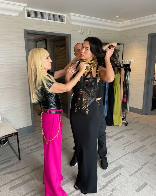 Дуа Липа показала смелые образы от Versace Дуа Липа показала смелые образы от Versace