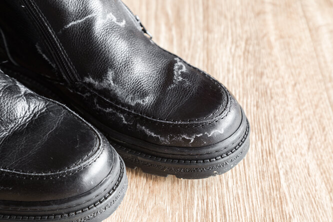 What to add to water to remove salt and reagent stains from shoes