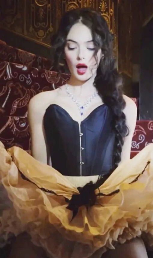 Дева примерила корсет с пышной юбкой