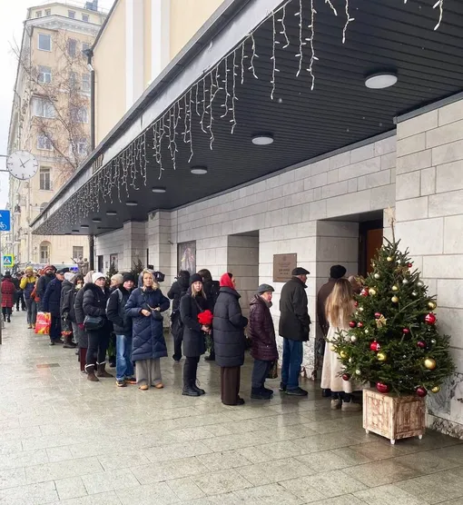 В Москве проходит церемония прощания с Верой Алентовой