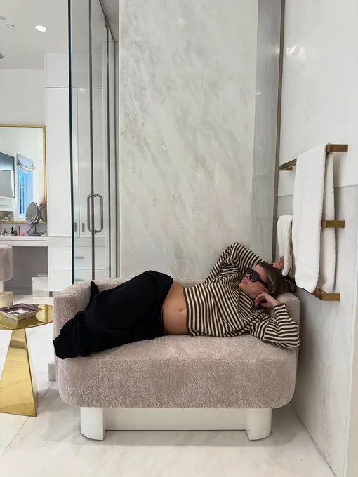 София Ричи позировала в ванной