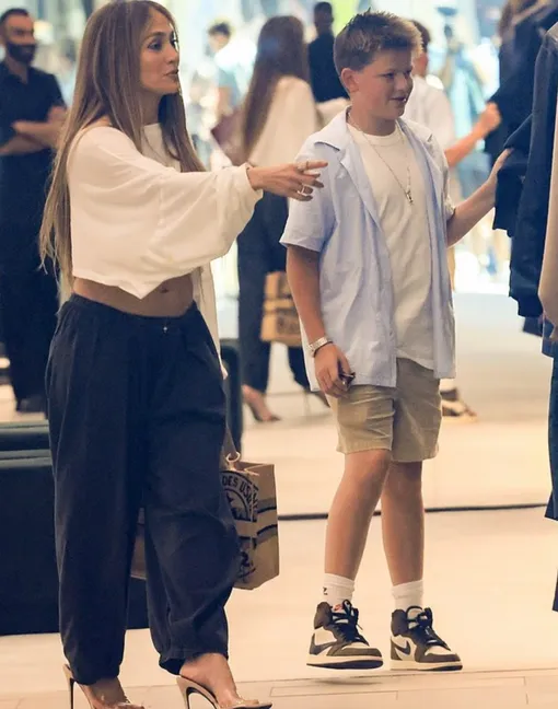 Дженнифер Лопес осудили из-за слишком откровенного наряда Дженнифер Лопес осудили из-за слишком откровенного наряда