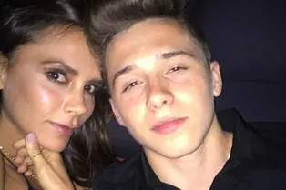 Виктория Бекхэм поздравила сына Бруклина с окончанием школы