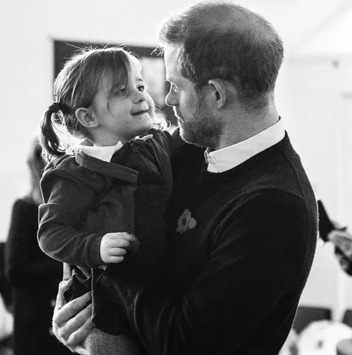 Принц Гарри быстро подружился с детьми