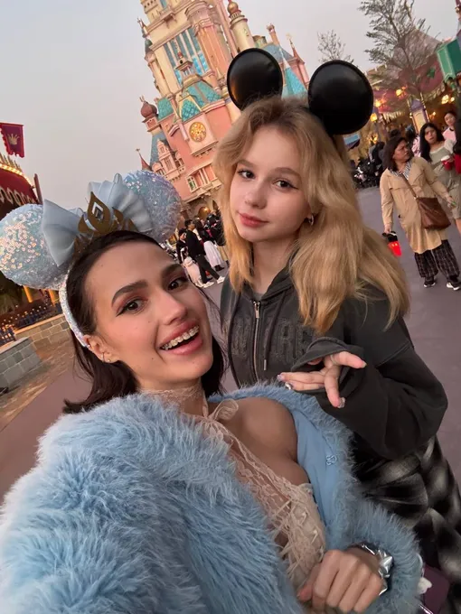 Алина и Сабина Загитовы в Диснейленде