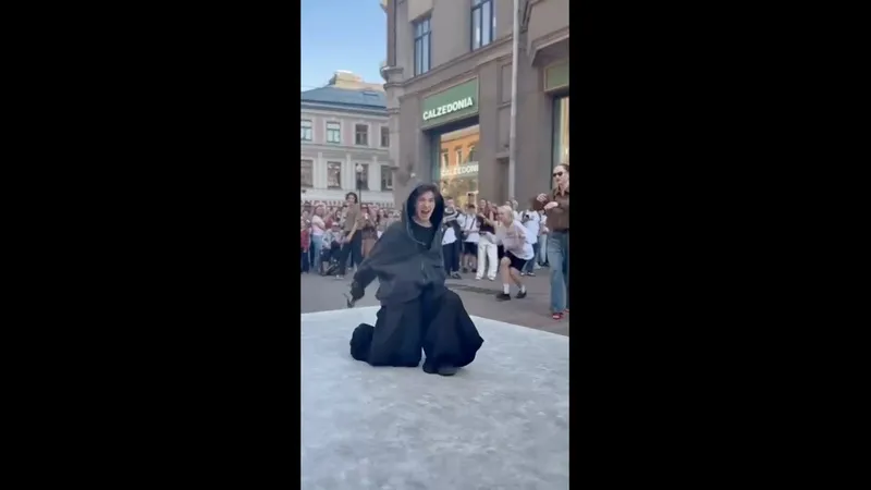 Нажми и смотри