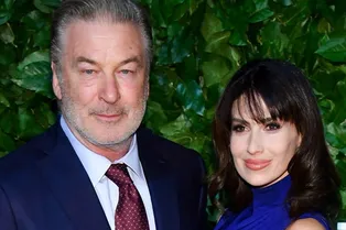 Жена Алека Болдуина в синем платье с откровенными вырезами появилась на премии в Нью-Йорке Жена Алека Болдуина в синем платье с откровенными вырезами появилась на премии в Нью-Йорке