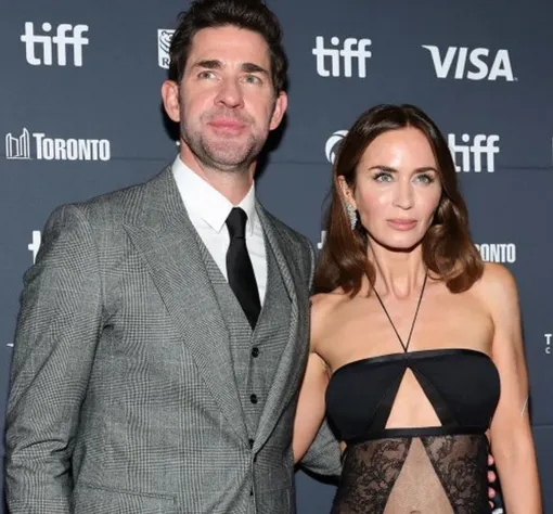 Эмили Блант выбрала откровенный топ