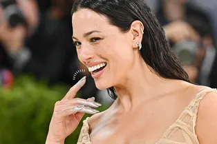 Стальные пальчики: как выглядит странный (и крутой) маникюр c Met Gala, который стоит повторить в мае-2026