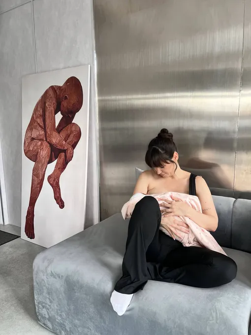 Ида Галич кормит дочь Татьяну в перерыве между съемками