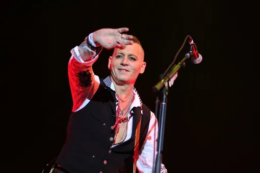 Джонни Депп устроил питерским фанаткам платные свидания с собой за $1000 Джонни Депп устроил питерским фанаткам платные свидания с собой за $1000