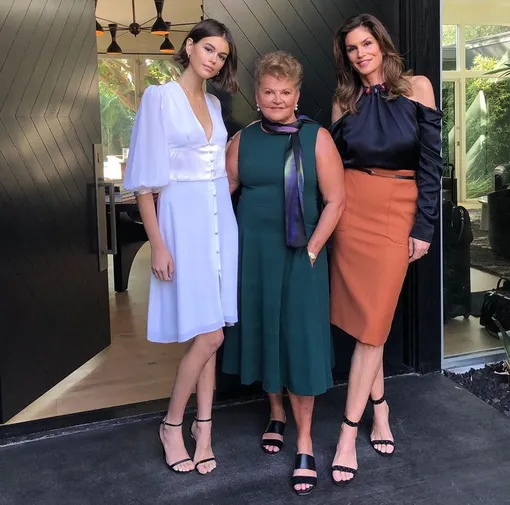 Синди вместе с дочерью и мамой Синди вместе с дочерью и мамой