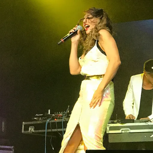 Анна Седокова во время выступления в Казани