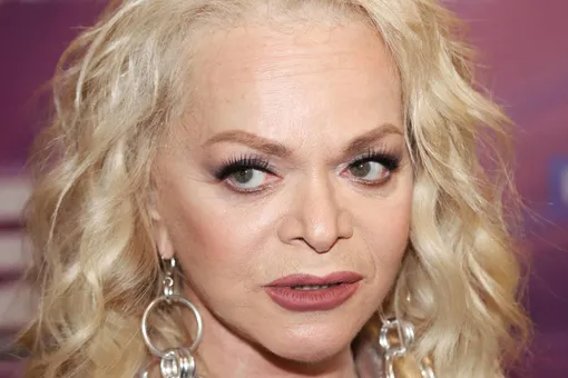 Впервые давшая показания по уголовному делу о разводе мошенников Лариса Долина покинула здание суда через черный ход