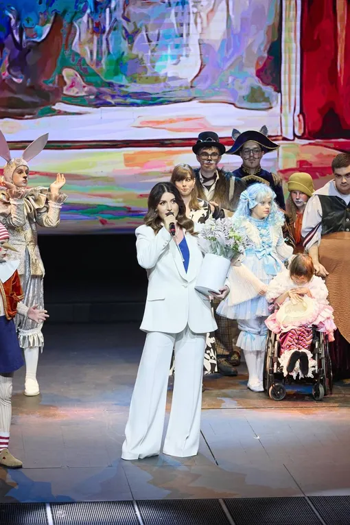 Жасмин на выступлении студии «Сны Алисы»