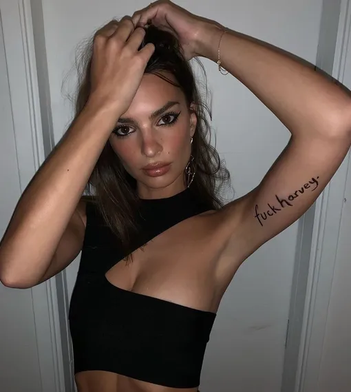 Эмили нарисовала на теле «обращение» к Вайнштейну