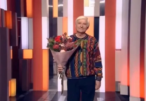 Андрей Тришин появился в студии с цветами