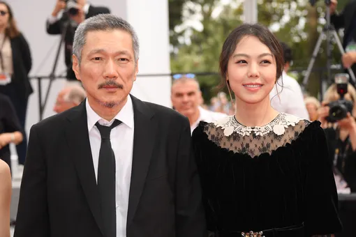 Хон Сан Су разорвал отношения с семьей из-за романа с Ким Мин Хи Хон Сан Су разорвал отношения с семьей из-за романа с Ким Мин Хи