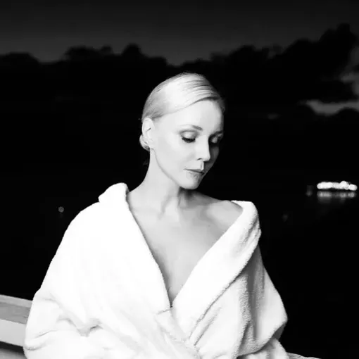 Теледива оформила фотографии в черно-белых оттенках