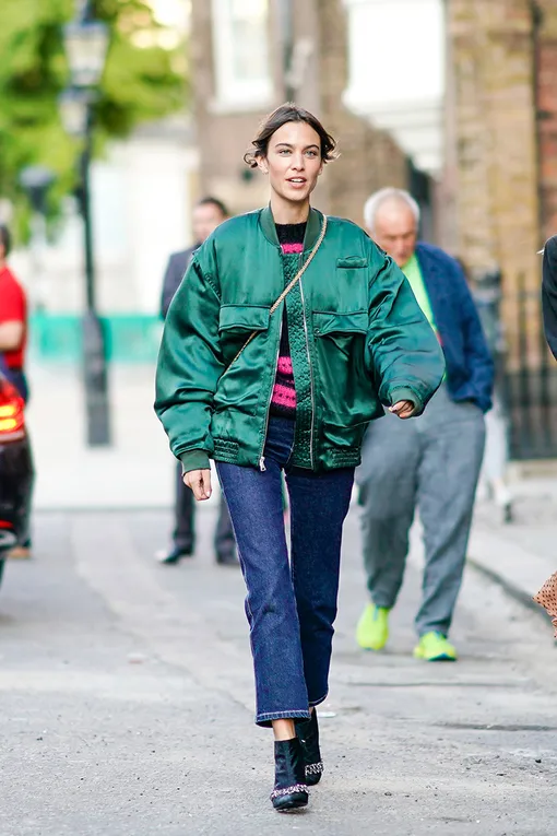 Алекса Чанг в спортивной куртке