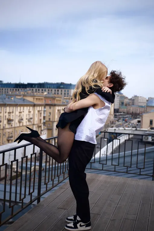 Макар Игнатов поднял Александру Трусову на руки