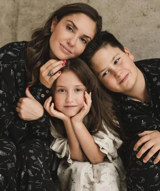 Агата Муцениеце с дочерью Мией и сыном Тимофеем