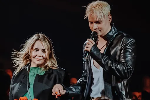 «Молодец! Не только поцеловал!»: мама Shaman заявила, что попросила его лизнуть лед Байкала «Молодец! Не только поцеловал!»: мама Shaman заявила, что попросила его лизнуть лед Байкала