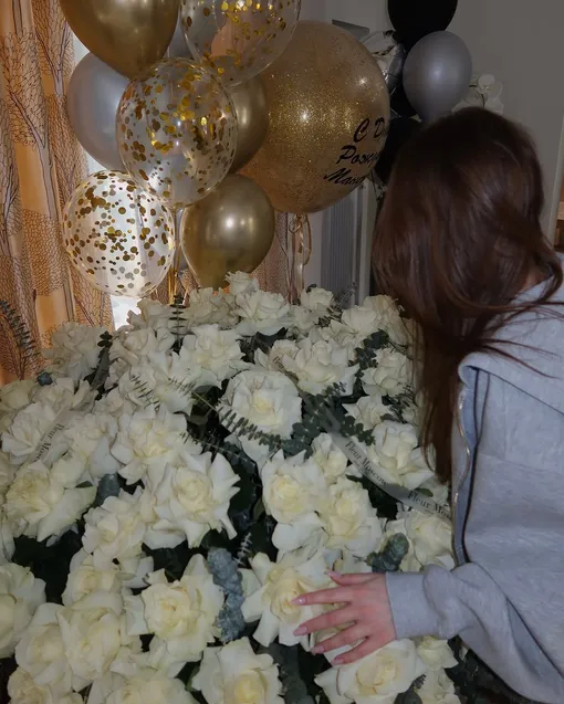 Мария Табакова показала подаренные ей букеты цветов Мария Табакова показала подаренные ей букеты цветов