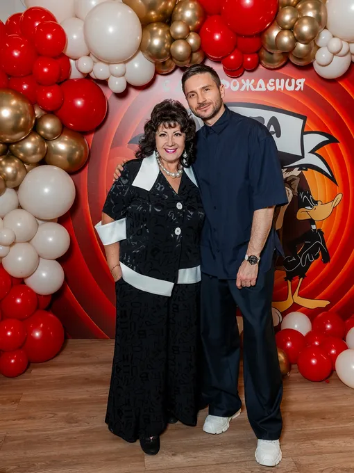 Сергей Лазарев поздравил маму с днем рождения Сергей Лазарев поздравил маму с днем рождения