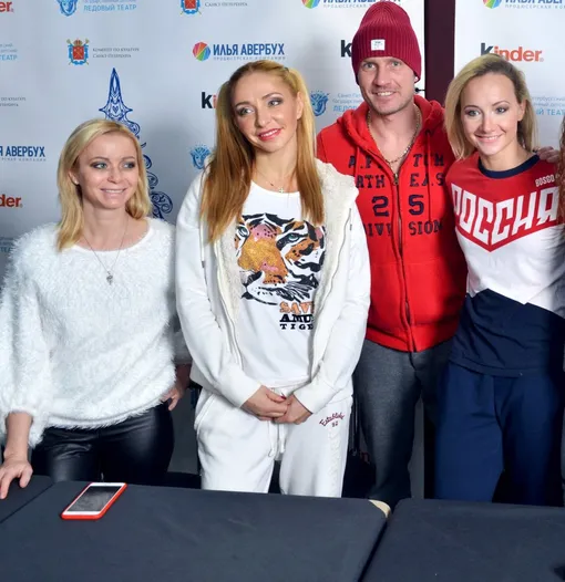 Елена Бережная, Татьяна Навка, Роман Костомаров и Оксана Домнина Елена Бережная, Татьяна Навка, Роман Костомаров и Оксана Домнина