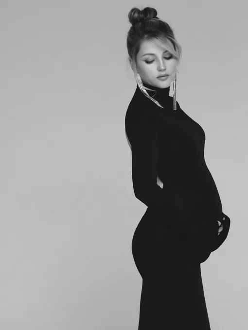 Анна Михайловская показала округлившийся животик