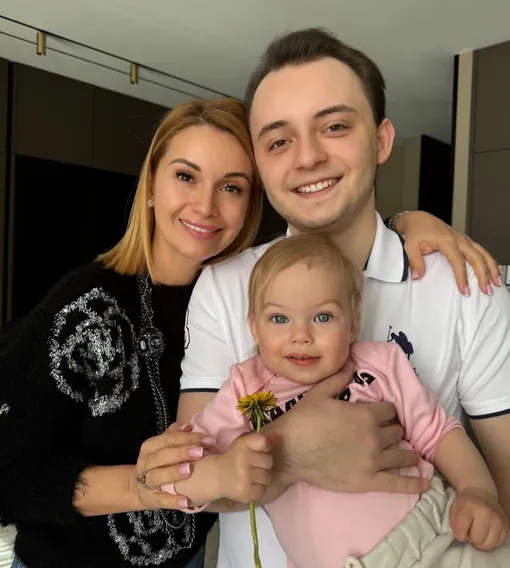 Ольга Орлова с сыном Артемом и дочерью Анной Ольга Орлова с сыном Артемом и дочерью Анной