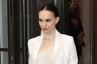 Натали Портман в полупрозрачном шифоновом платье с оборками и шлейфом появилась на модном показе в Риме