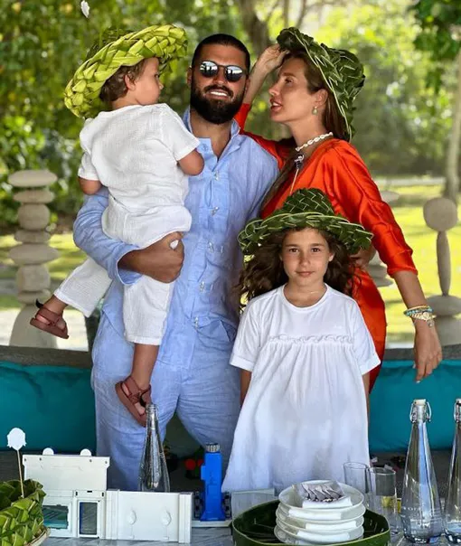 У пары родилось двое детей — сын Адам и дочь Николь У пары родилось двое детей — сын Адам и дочь Николь