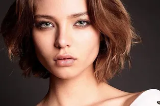 18-летняя Алеся Кафельникова не скрывает шрамов от порезов на руках 18-летняя Алеся Кафельникова не скрывает шрамов от порезов на руках