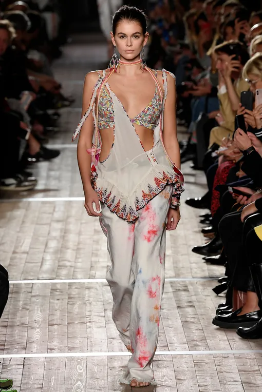 Кайя вышла на подиум в полураздетом виде