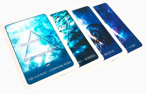 Не стоит сразу начинать со сложных раскладов таро, большое количество карт может запутать