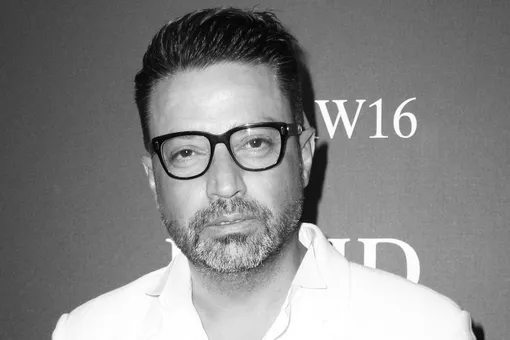 Умер от редкого заболевания модельер, работавший с Шарлиз Терон и другими звездами Умер от редкого заболевания модельер, работавший с Шарлиз Терон и другими звездами