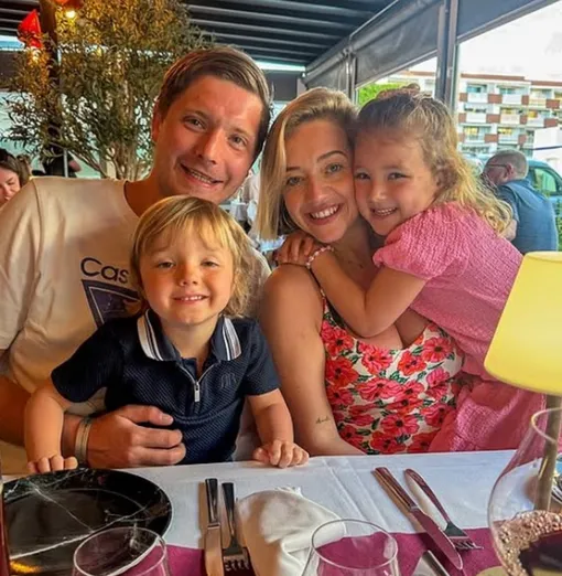 Келси Паркер с бойфрендом Уиллом Линдсеем и детьми Келси Паркер с бойфрендом Уиллом Линдсеем и детьми