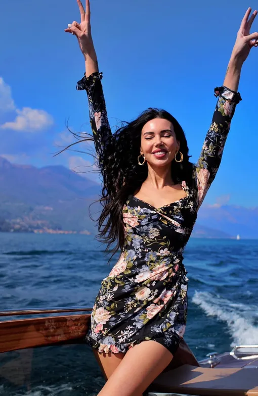 Оксана Самойлова в откровенном мини Оксана Самойлова в откровенном мини